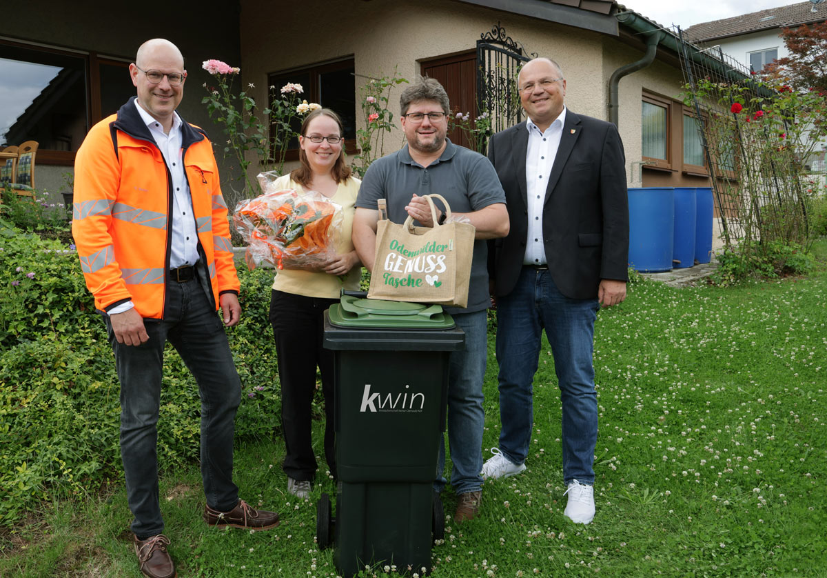 Die dreißigtausendste Bioenergietonne wurde im Neckar-Odenwald-Kreis an die Familie Wallner in Limbach ausgeliefert. Es freuten sich (von links) KWiN-Vorstand Sebastian Damm, Familie Wallner und Limbachs Bürgermeister Thorsten Weber.           