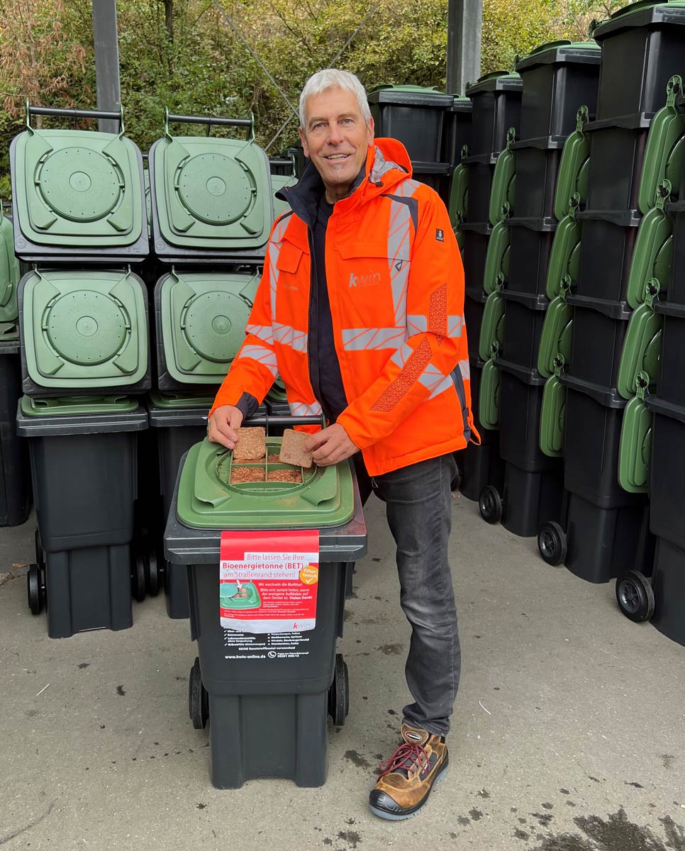 KWiN-Mitarbeiter Wolfgang Muschter erläutert den Austausch der Biofilter im Deckel der Bioenergietonne