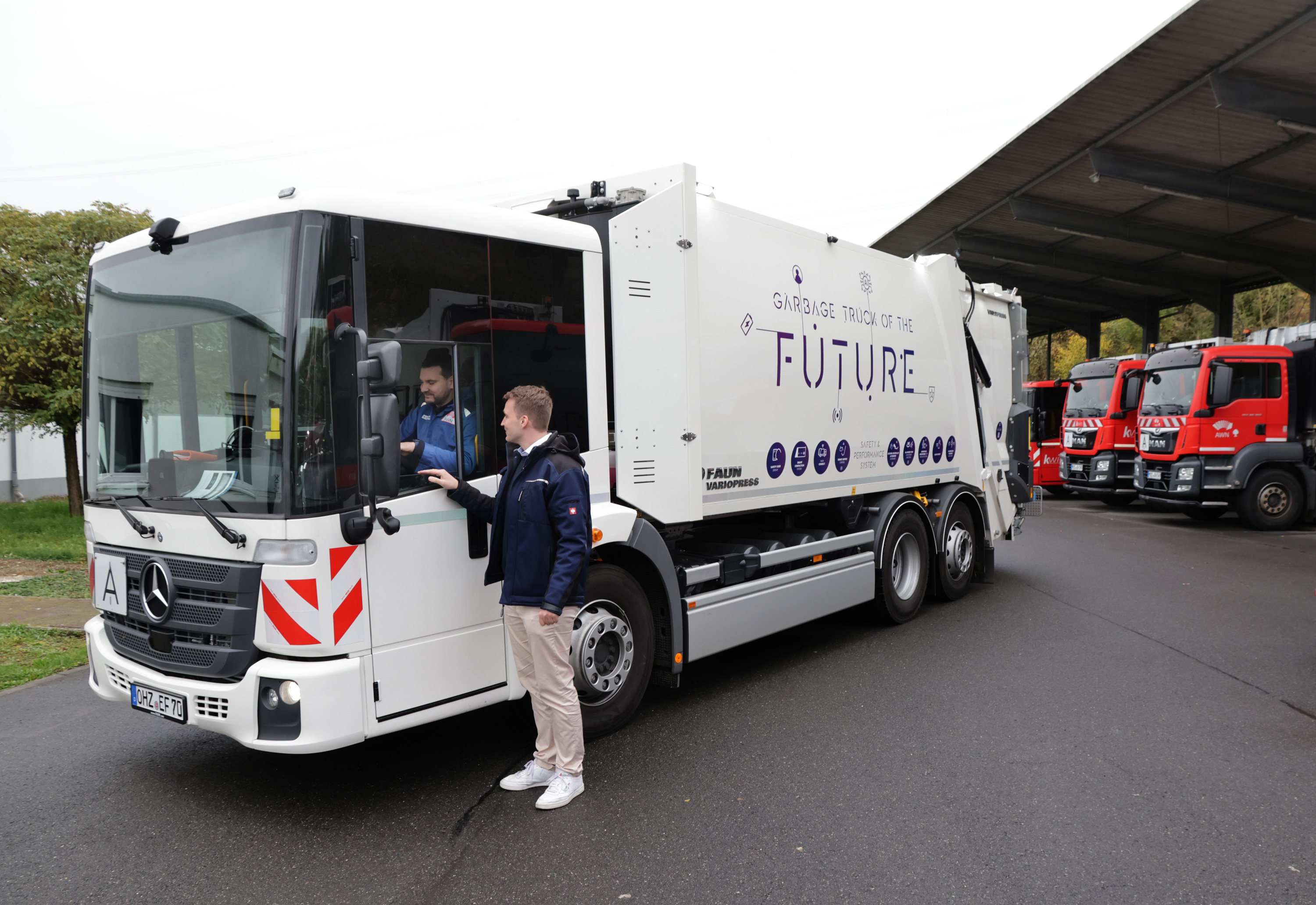 Ein vollelektrischer Abfall-LKW von Mercedes-Benz/FAUN wird ab Montag von der KWiN für zwei Wochen im Landkreis getestet. FAUN-Techniker Baldur Buchta weißt Werkstattleiter Marco Ellwanger in die Besonderheiten dieses innovativen Fahrzeuges ein.    