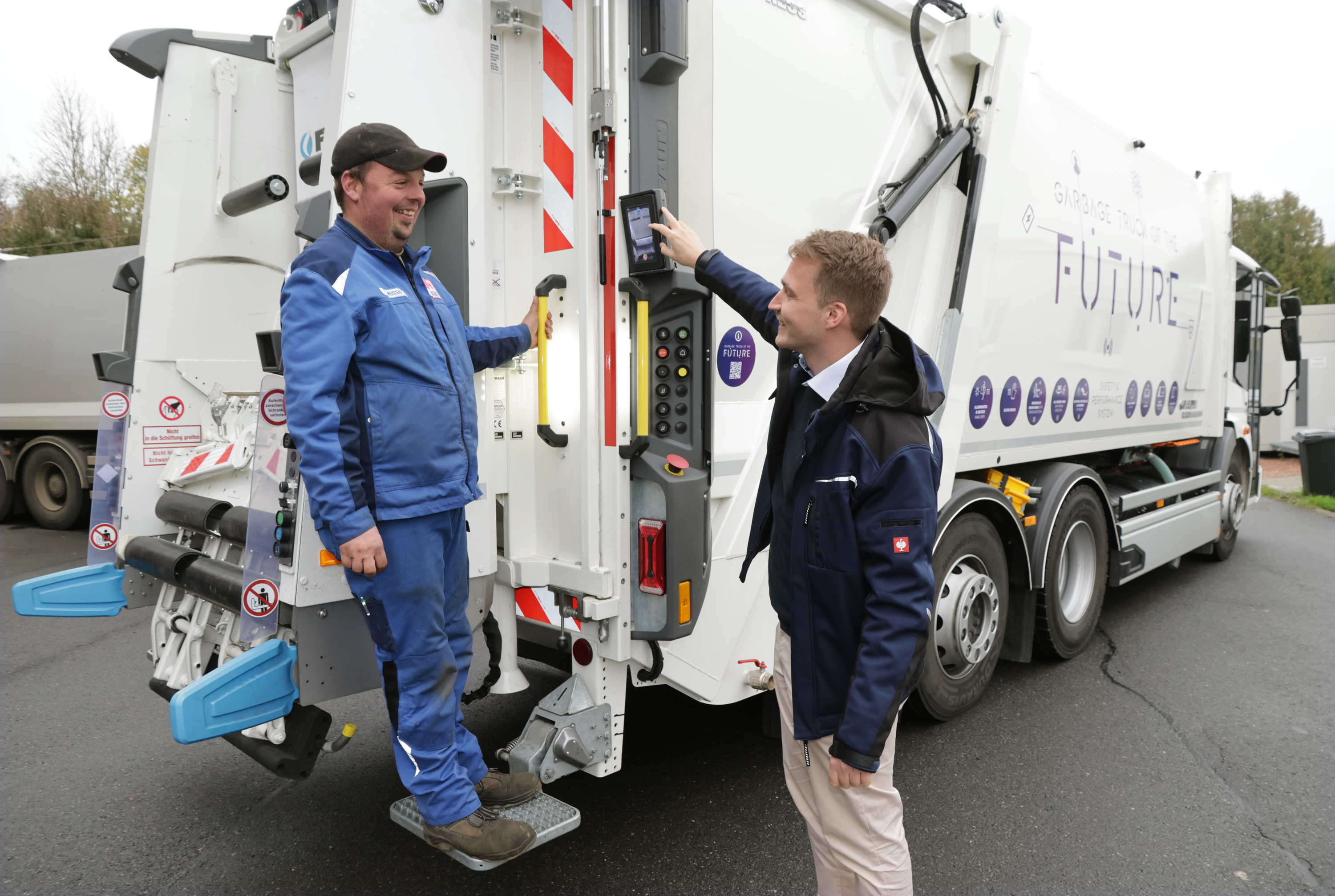 FAUN-Techniker Baldur Buchta erläutert Werkstattmitarbeiter Manuel Müssig die verschiede-nen Funktionen der Schüttung im Heckbereich des Fahrzeuges. Foto: Martin Hahn 